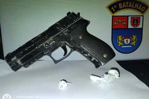 Casal é flagrado com cocaína e simulacro de arma de fogo em PG