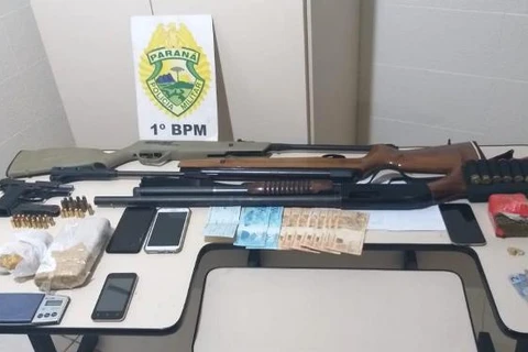 PM rastreia celular roubado e encontra armas, drogas e dinheiro em Jaguariaíva