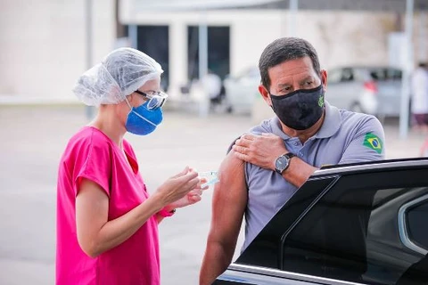 Hamilton Mourão toma segunda dose de vacina contra a covid-19