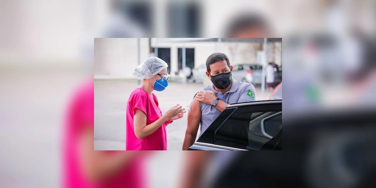Hamilton Mourão toma segunda dose de vacina contra a covid-19