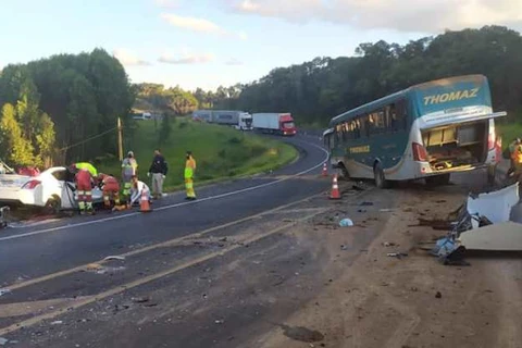 Motorista perde controle do carro, invade pista e bate de frente com ônibus em Ortigueira