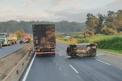 Dois carros capotam em batida na BR-376, em Ponta Grossa