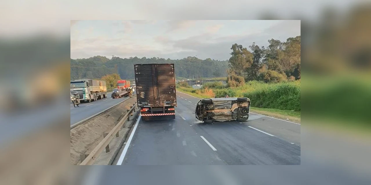 Dois carros capotam em batida na BR-376, em Ponta Grossa