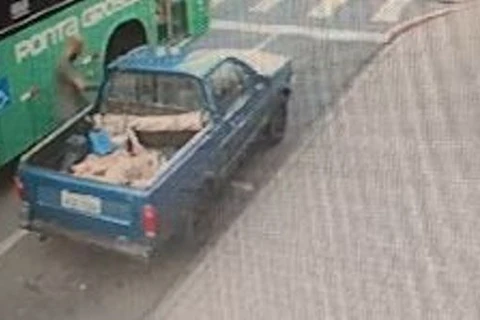 Vídeo mostra carro sendo roubado em Ponta Grossa