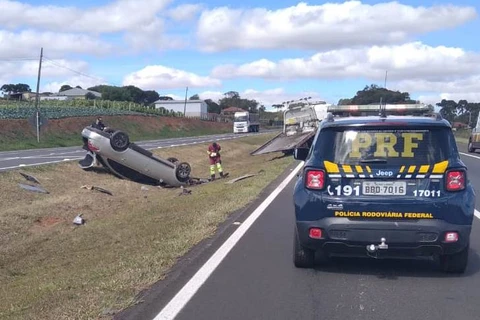 Duas mulheres sofrem ferimentos após capotamento na BR-376 em Ponta Grossa
