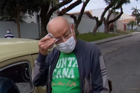 Professor vende fusca para pagar contas, mas tem carro devolvido por alunos que fizeram vaquinha