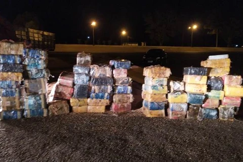 PRF apreende duas toneladas de drogas em carreta de soja, em PG