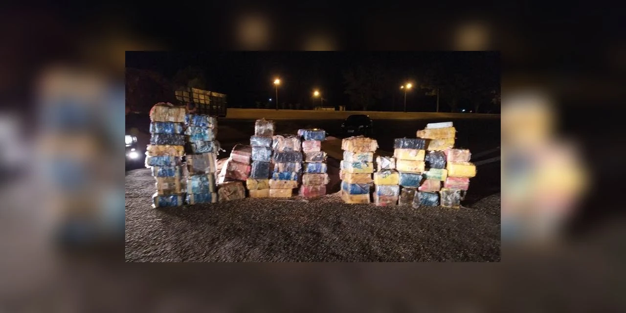 PRF apreende duas toneladas de drogas em carreta de soja, em PG