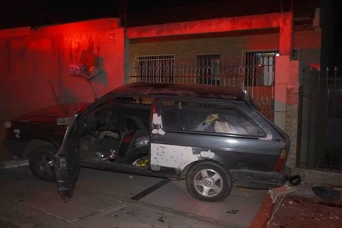 Motorista embriagado bate carro e foge a pé, em Ponta Grossa