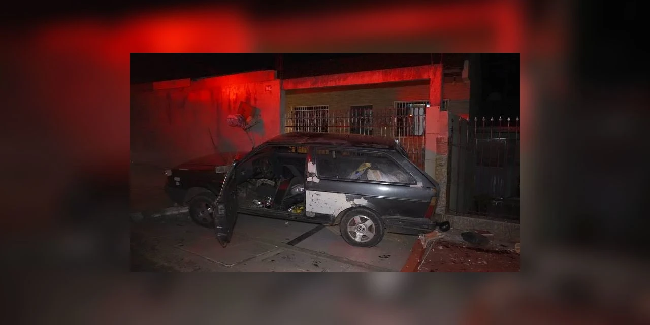 Motorista embriagado bate carro e foge a pé, em Ponta Grossa