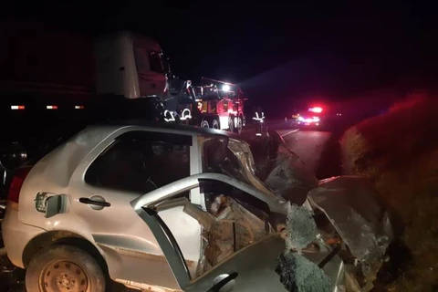 Carro invade contramão e bate de frente com caminhão em Imbituva