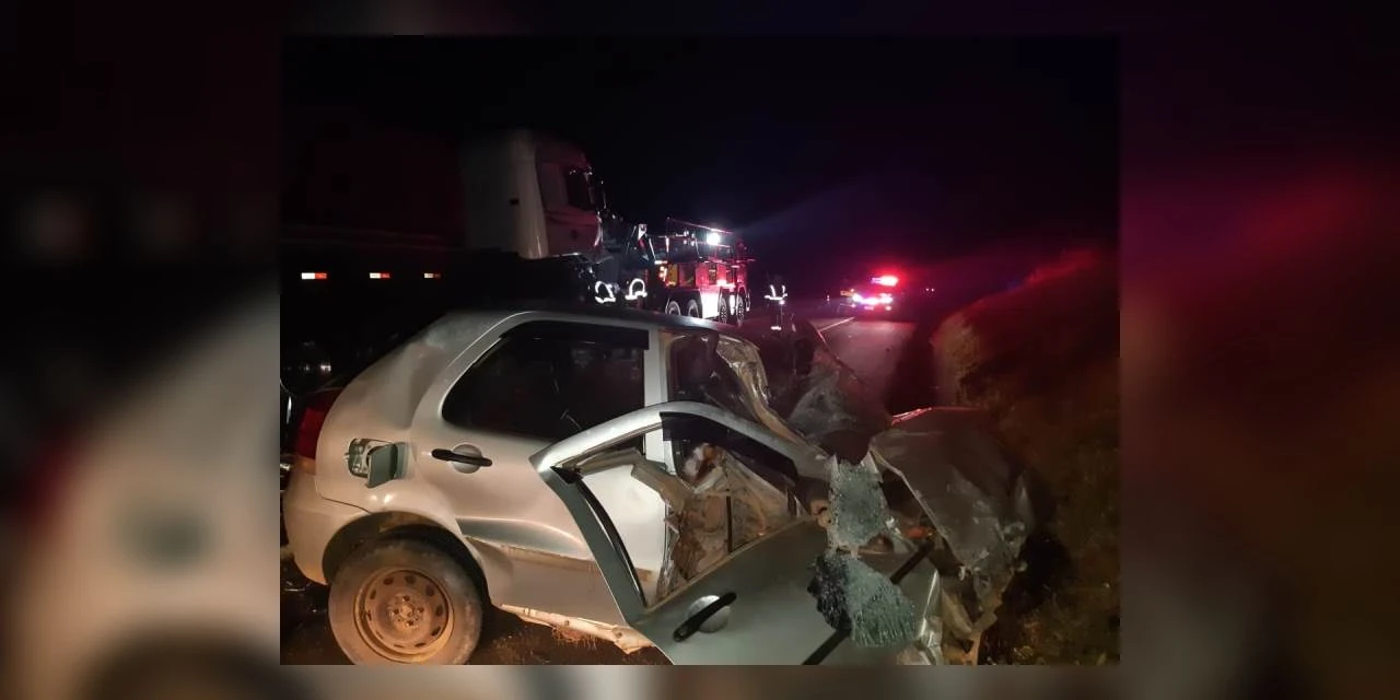 Carro invade contramão e bate de frente com caminhão em Imbituva