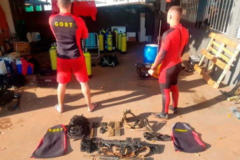 Bombeiros encontram fuzis perdidos durante missão policial