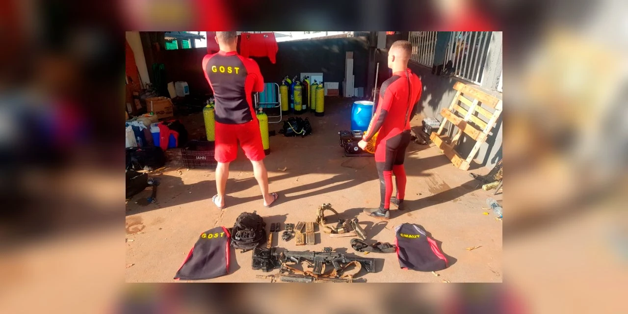 Bombeiros encontram fuzis perdidos durante missão policial