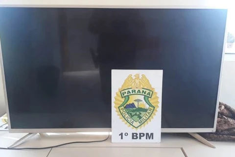 Homem é preso carregando TV que tinha furtado em Olarias