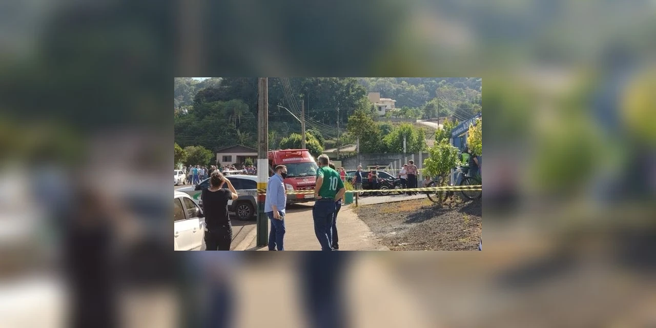 Jovem invade escola com facão, mata crianças e professoras em SC
