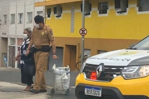 Policial para o trânsito para ajudar idosa atravessar a rua e vídeo viraliza em PG