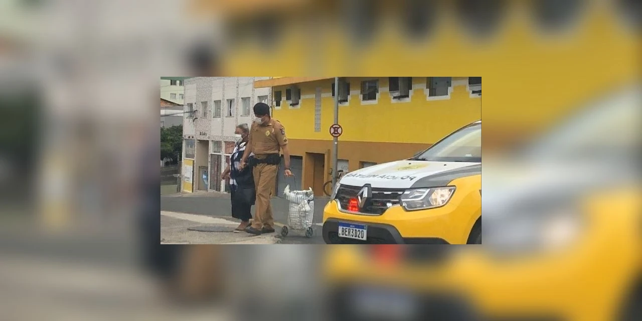 Policial para o trânsito para ajudar idosa atravessar a rua e vídeo viraliza em PG