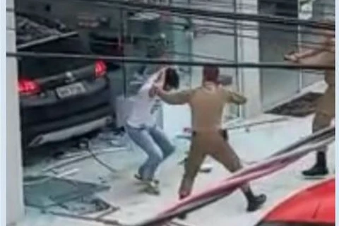 Homem invade salão de beleza com carro para tentar matar a ex-companheira em SC; veja o vídeo!