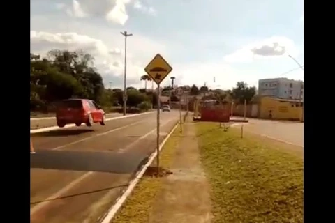 Morador grava vídeo para alertar sobre lombada e carro em alta velocidade ‘decola’ em PG
