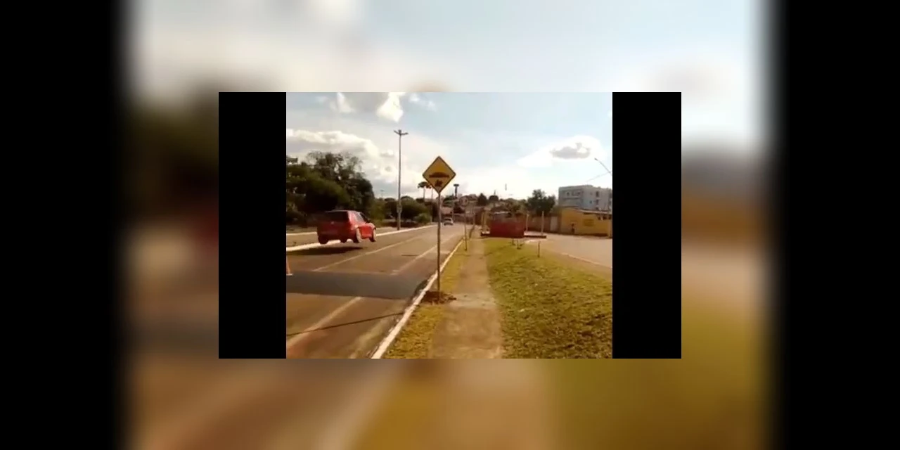 Morador grava vídeo para alertar sobre lombada e carro em alta velocidade ‘decola’ em PG