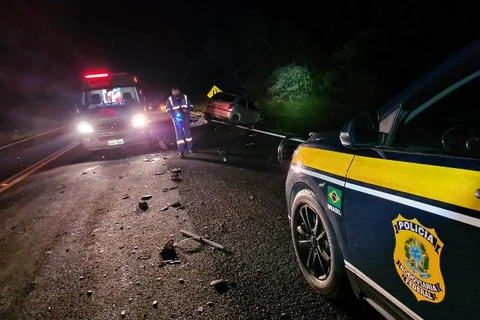 Colisão frontal entre veículos deixa duas pessoas em estado grave na BR-277, em Palmeira