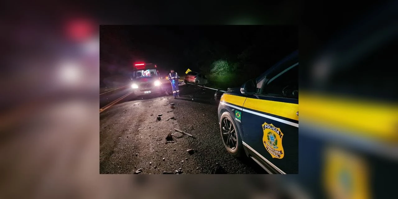 Colisão frontal entre veículos deixa duas pessoas em estado grave na BR-277, em Palmeira