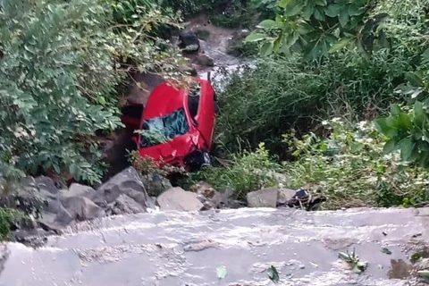 Carro cai em arroio no centro de PG