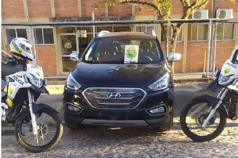 Trio é preso com carro roubado e dinheiro sem procedência em PG