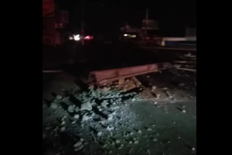 Motorista bate em poste e deixa bairro de Oficinas sem energia