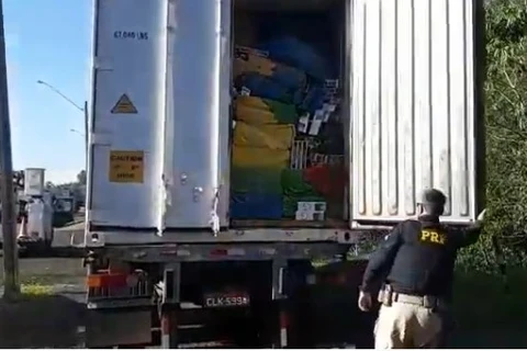 PRF apreende caminhão container adulterado carregado de cigarros em Tibagi