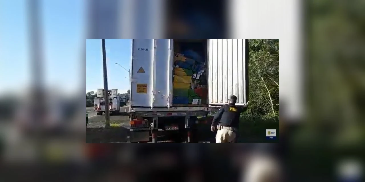 PRF apreende caminhão container adulterado carregado de cigarros em Tibagi