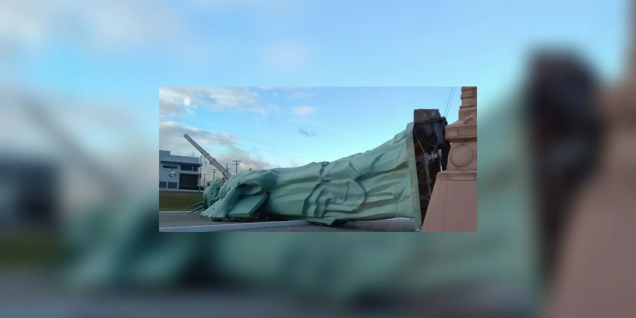 Vendaval derruba Estátua da Liberdade da Havan