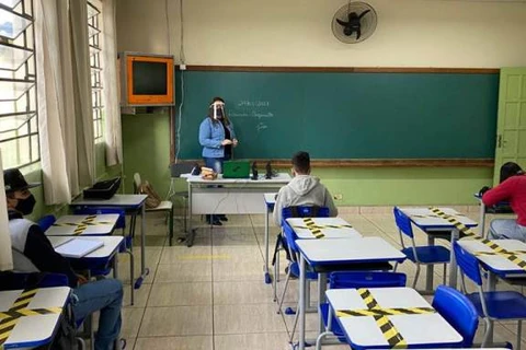 600 escolas da rede estadual do Paraná voltaram as aulas presenciais, em modelo híbrido