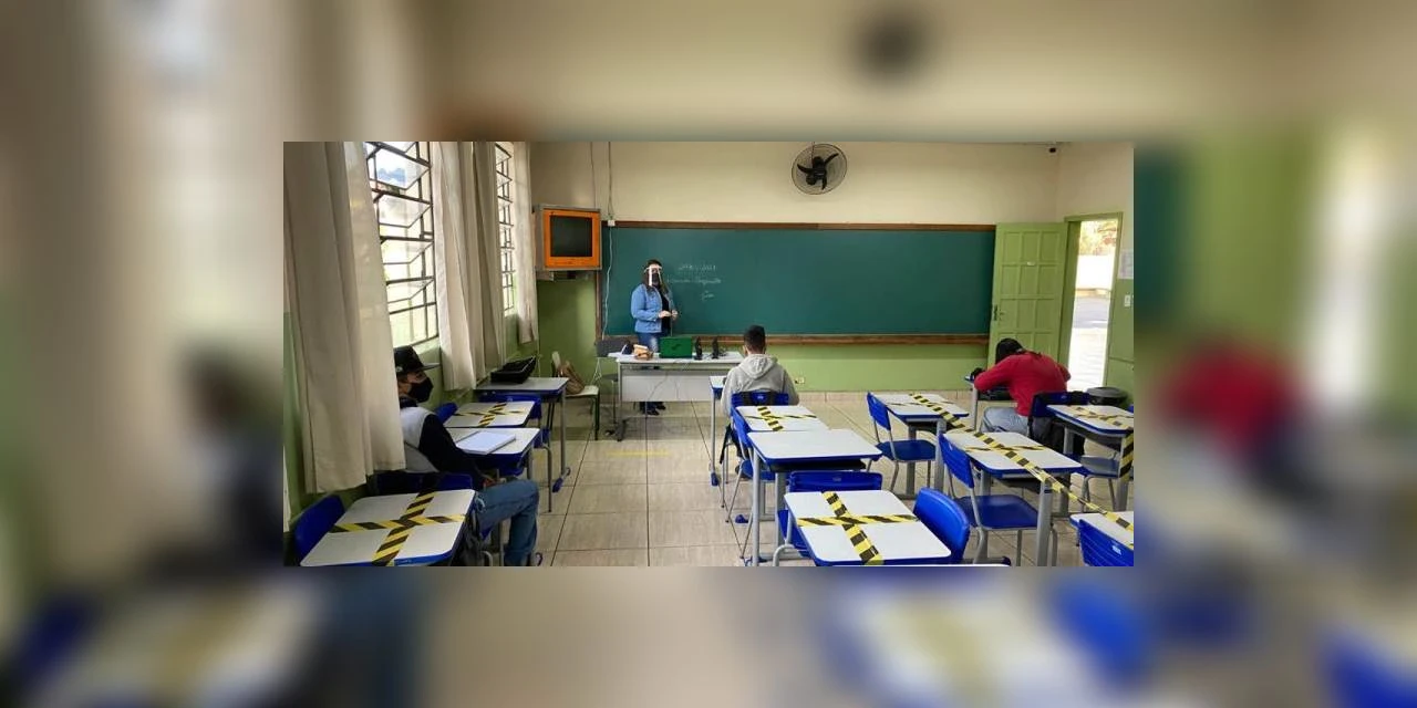 600 escolas da rede estadual do Paraná voltaram as aulas presenciais, em modelo híbrido