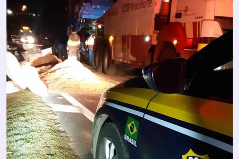 Motorista morre após colisão traseira entre dois caminhões em Ortigueira