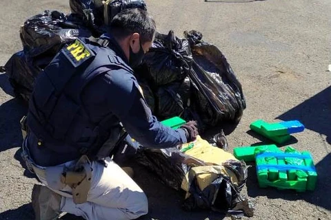 PRF recupera veículo roubado e apreende quase meia tonelada de maconha na BR-277