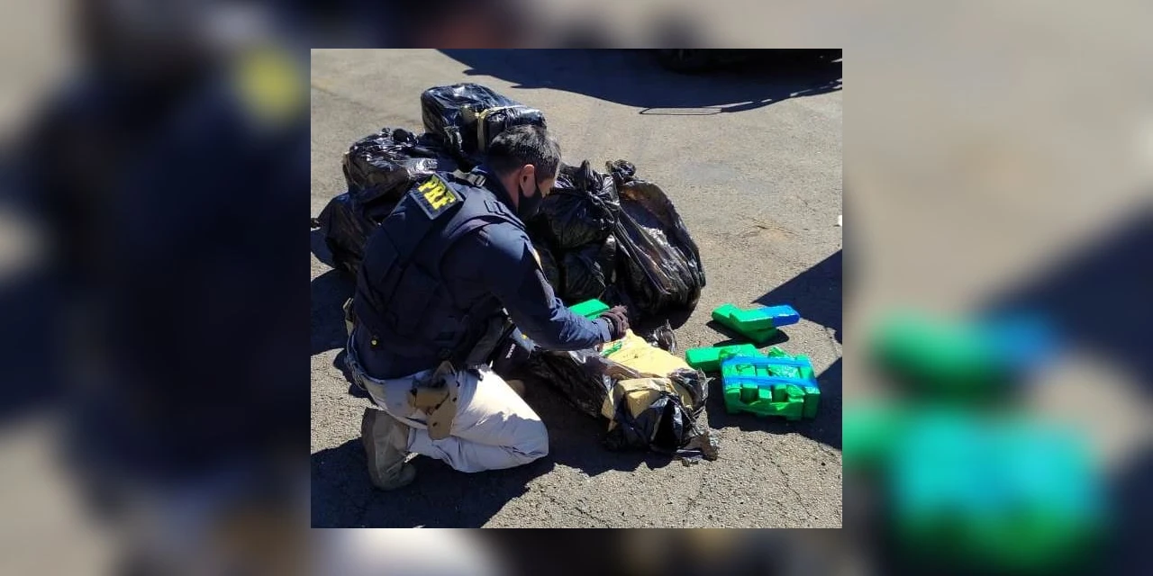 PRF recupera veículo roubado e apreende quase meia tonelada de maconha na BR-277