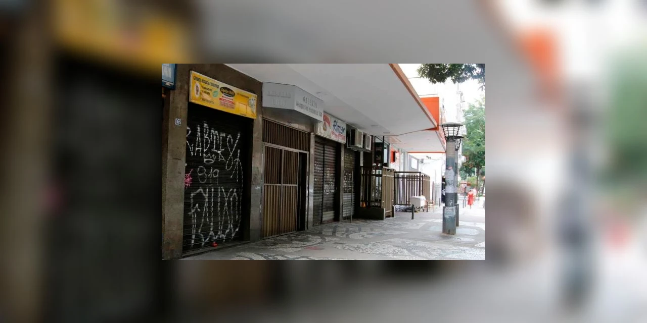 Com alta nos casos de covid, Curitiba entra em bandeira vermelha novamente