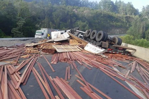 Caminhão carregado com madeiras tomba e interdita BR-376, em Tibagi