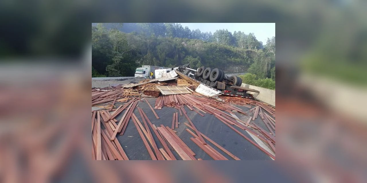Caminhão carregado com madeiras tomba e interdita BR-376, em Tibagi