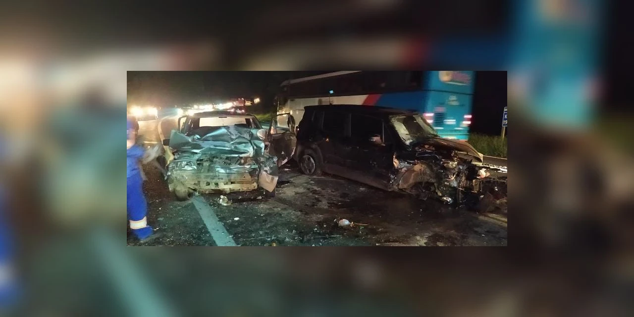 Colisão envolvendo quatro veículos deixa feridos na BR-277, em Palmeira