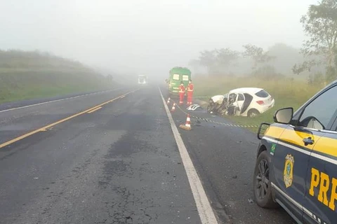 Batida entre carro e caminhão termina com uma morte, em Ipiranga