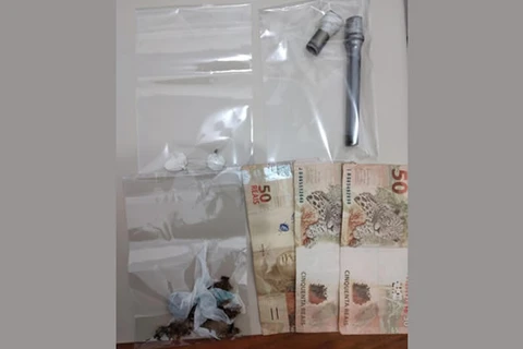 Traficante oferece drogas para policiais e vai preso em "boca de fumo"