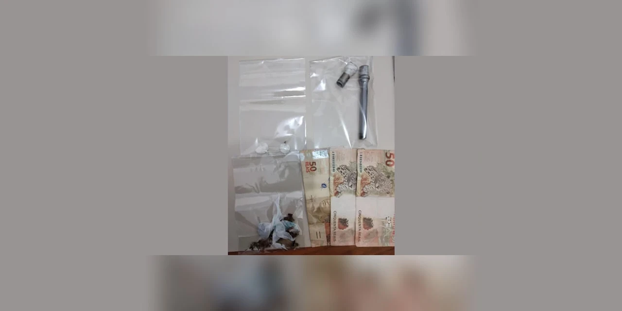 Traficante oferece drogas para policiais e vai preso em "boca de fumo"
