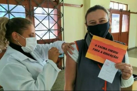 Prefeitura imuniza 47% dos trabalhadores da educação contra a Covid-19