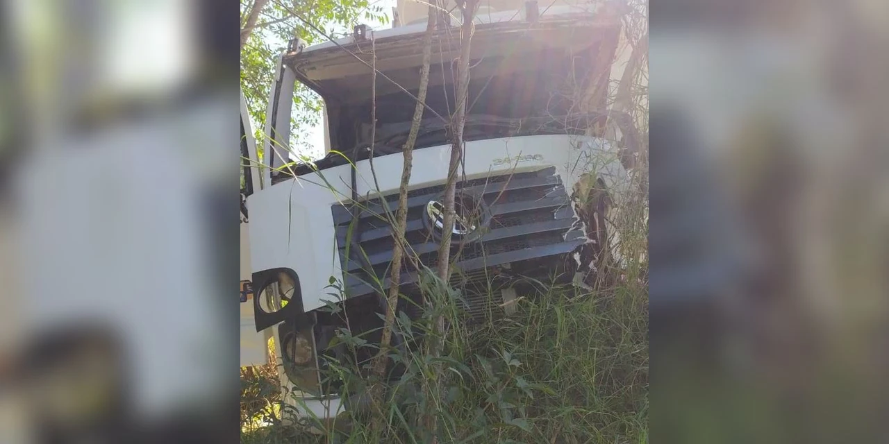 Carga de frango é saqueada após acidente grave em Ortigueira