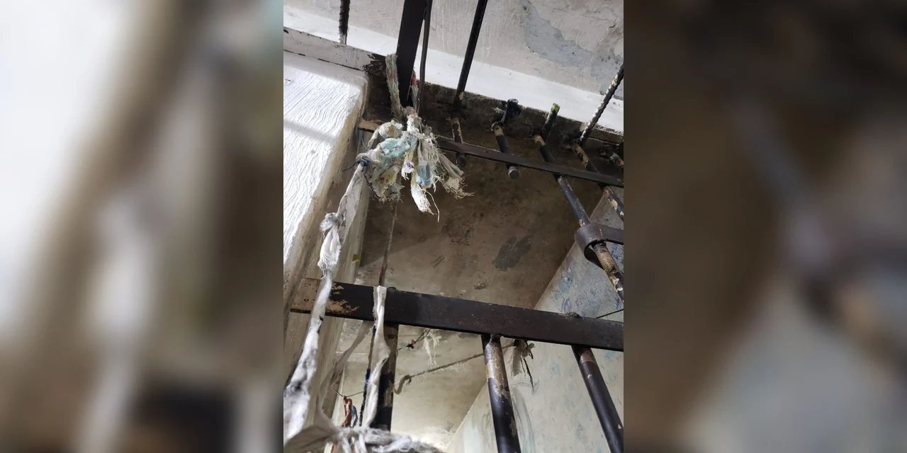 Presos serram grade e fogem da cadeia de Castro