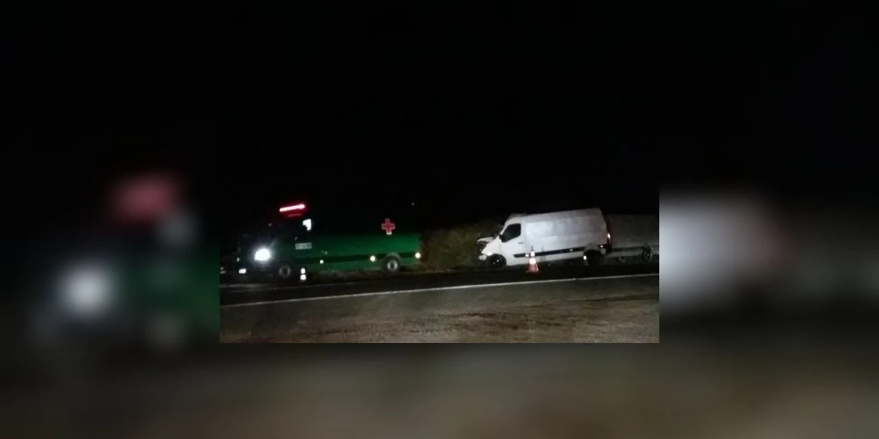 Passageiro de van morre após colisão traseira na BR-277, em Irati