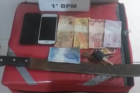Cinco assaltantes roubam motocicleta de entregador e acabam presos